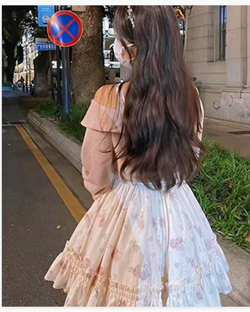 Soft girl dress in a floral print, light pink and white, with a layered skirt.