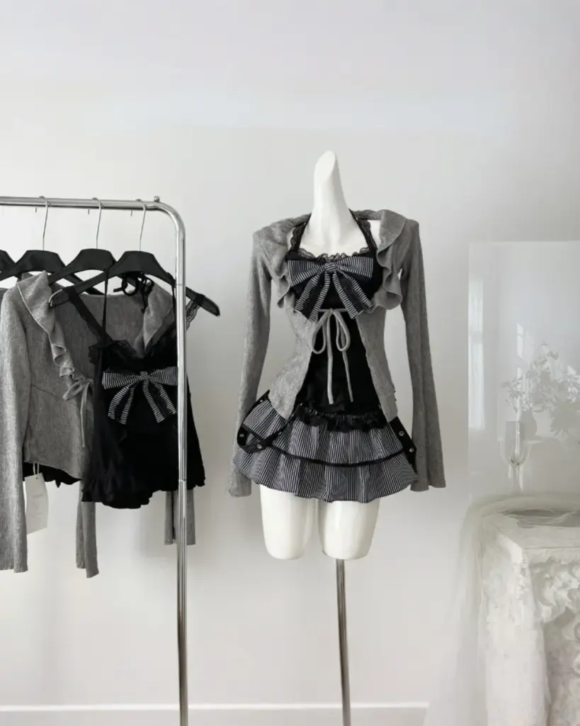 Dark gyaru set featuring a black top and striped skirt, gothic lolita style.