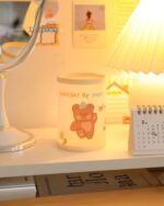 Kawaii pen holder featuring cute animal illustrations on a white ceramic base. Dimensions: 11.3x8cm.