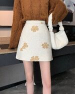 Small high waist slimming korean aesthetic skirt with floral embroidery.