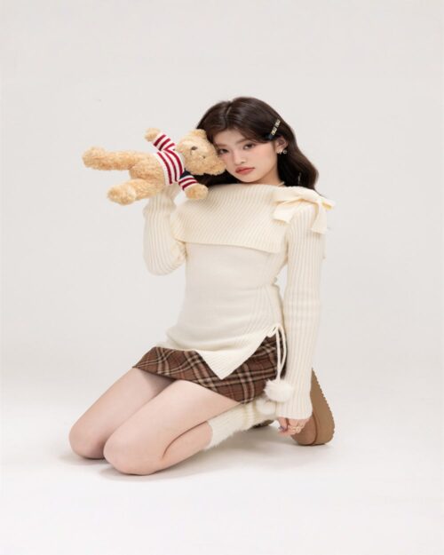 Off-shoulder long-sleeved kawaii aesthetic sweater with a teddy bear.