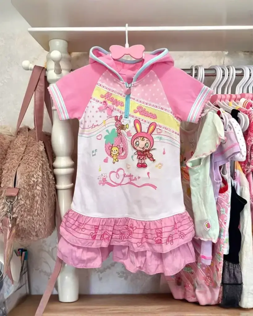 Mezzo Piano Hooded T-Shirt - Jojifuku Aesthetic, featuring a pink design with musical notes and character illustrations.