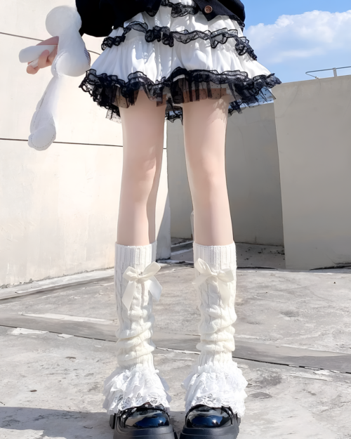 White ruffled leg warmers with bows, Hime Gyaru aesthetic style.