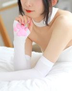 Woman wearing white Kawaii 3D cat paw sleeves with pink paw pads. These 3D cat paw sleeves are a cute accessory.