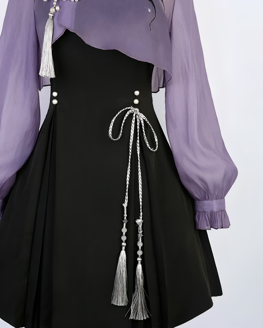 A lavender Qi Lolita outfit featuring a ruffled skirt and bishop sleeves with a matching bolero.