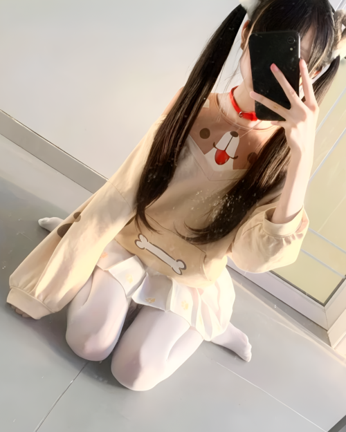 Model wearing a beige Doggy Sweatshirt with a dog face and bone design. The Jojifuku aesthetic sweatshirt is featured.