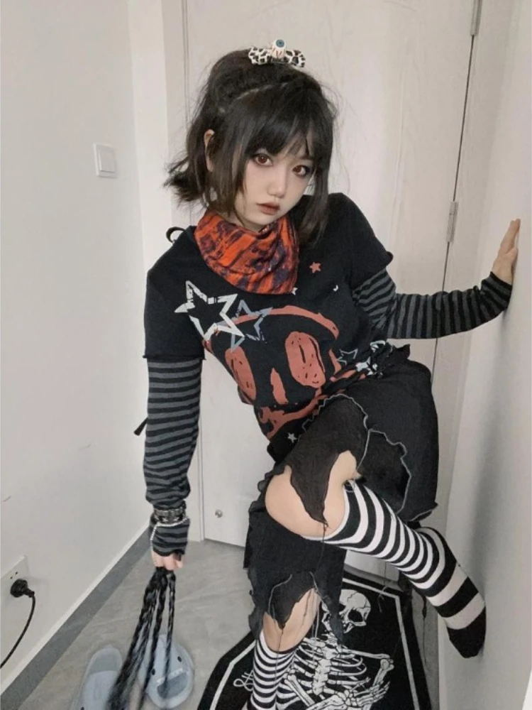 Long Stripped Sleeves Skull T-Shirt word1